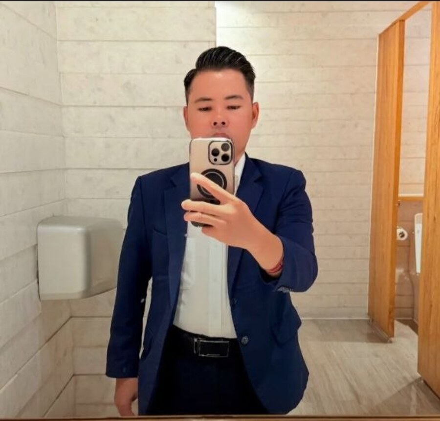 Tuệ Phạm Minh trong trang phục vest xanh